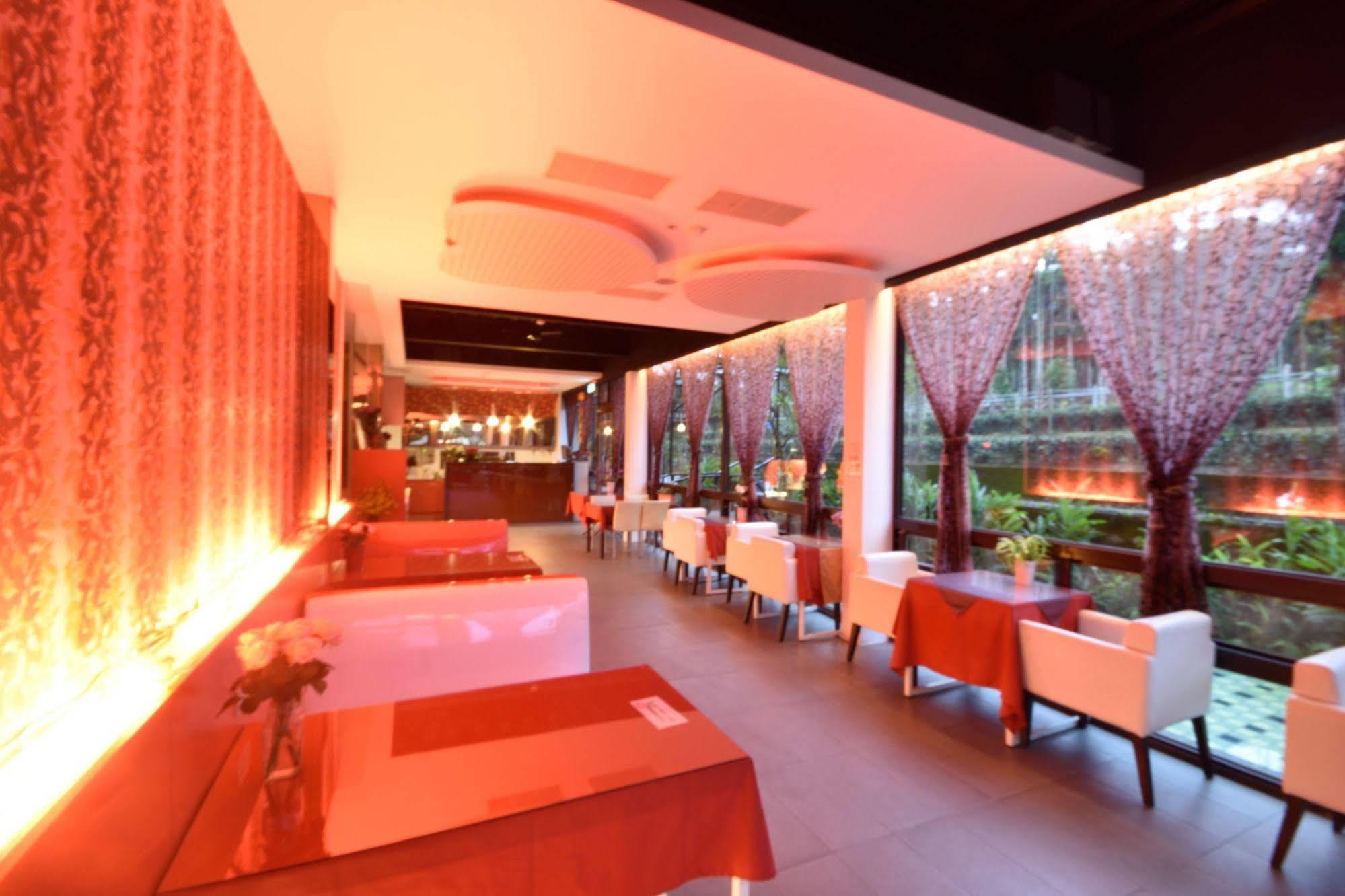 Full House Bed And Breakfast Nantou Bagian luar foto